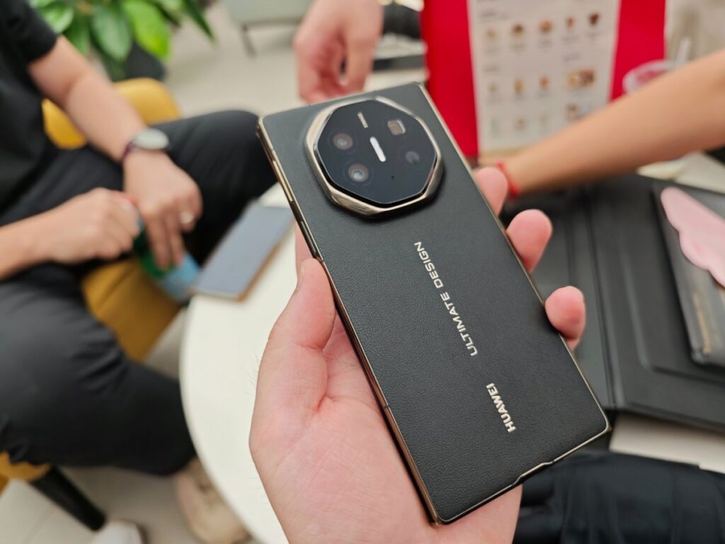 Huawei Mate X Ultimate fully folded and camera display